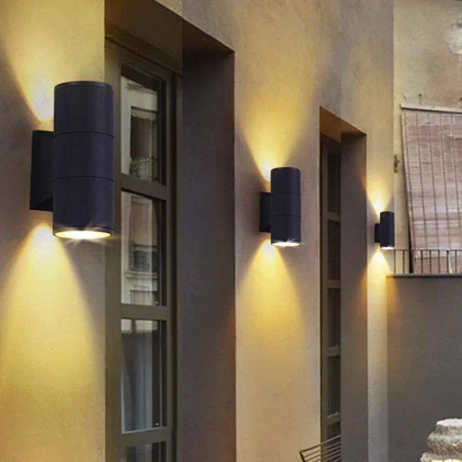 LuceViva - Elegante Lampada da Parete in Alluminio per Ambienti Moderni e Raffinati