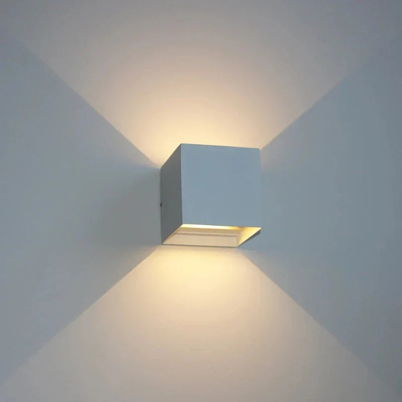 LumeVivo - Lampada da parete elegante per esterni, design moderno e illuminazione sofisticata