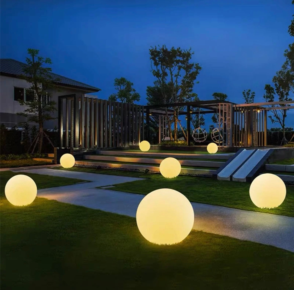 Luminous Sphere: Lampada da Giardino LED per Esterni, Illuminazione Elegante e Atmosferica