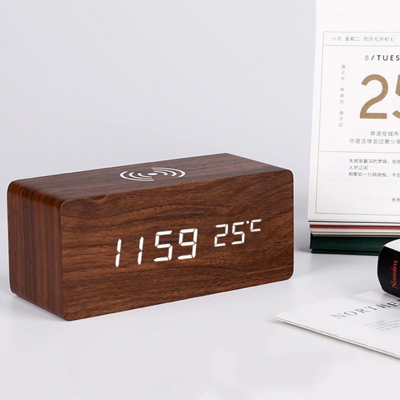 EcoChime: Orologio Elettrico in Legno con Funzione di Allarme e Ricarica Wireless Innovativa